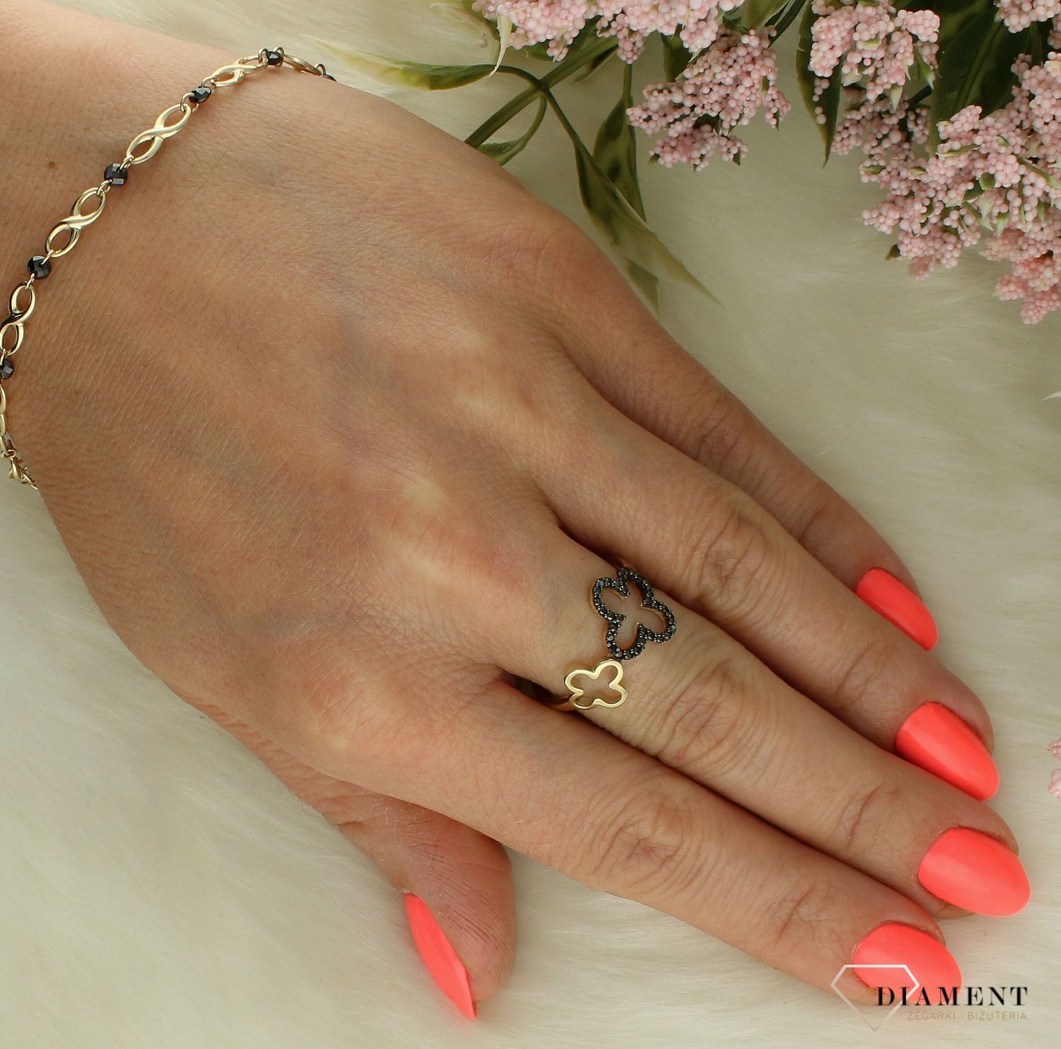 Złoty pierścionek damski 375 dwie koniczynki z czarnymi cyrkoniami PI 6537 375. Złoty pierścionek damski. Złoty pierścionek na prezent. Pierścionek złoty dla kobiety. Złoty pierścionek próby 375. Pierścionek złoty z czarnymi cyrk (4).jpg